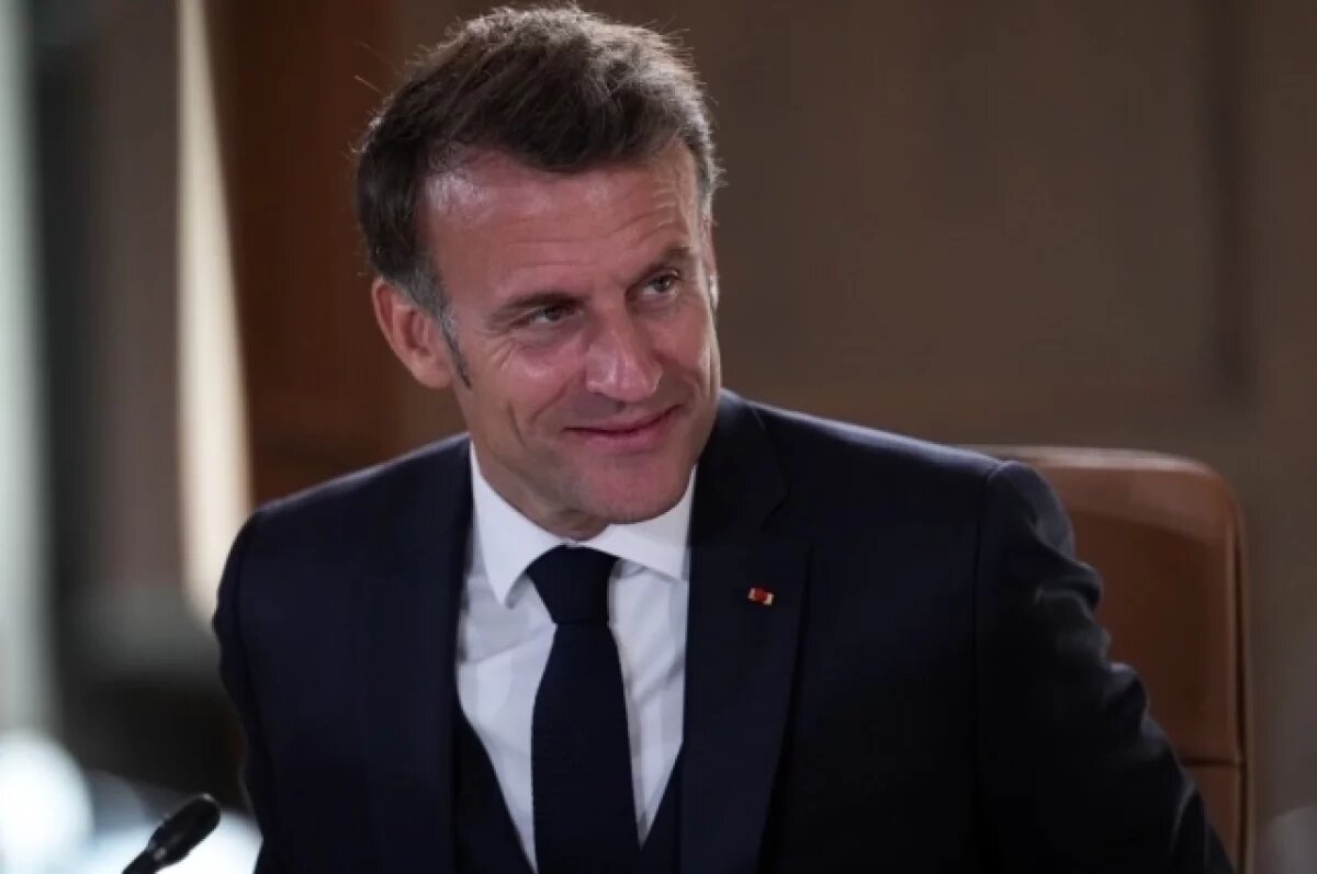    Макрон опубликовал видео с саммита G7 под российский трек про капибару