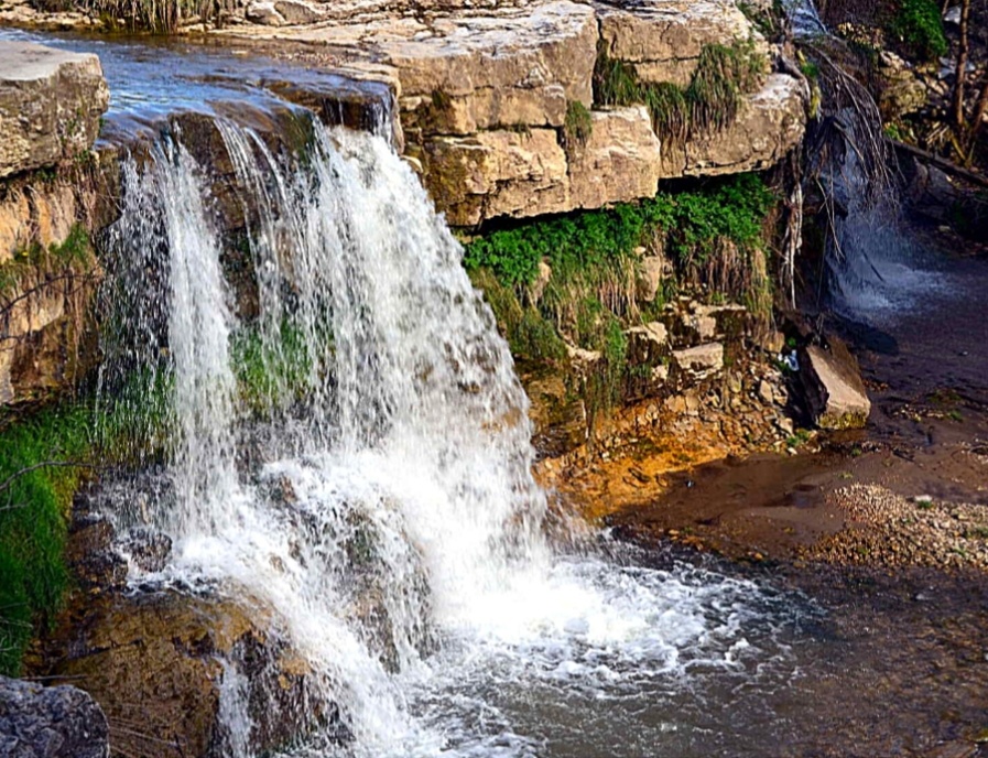 Лермонтовский водопад в окрестностях Кисловодска.