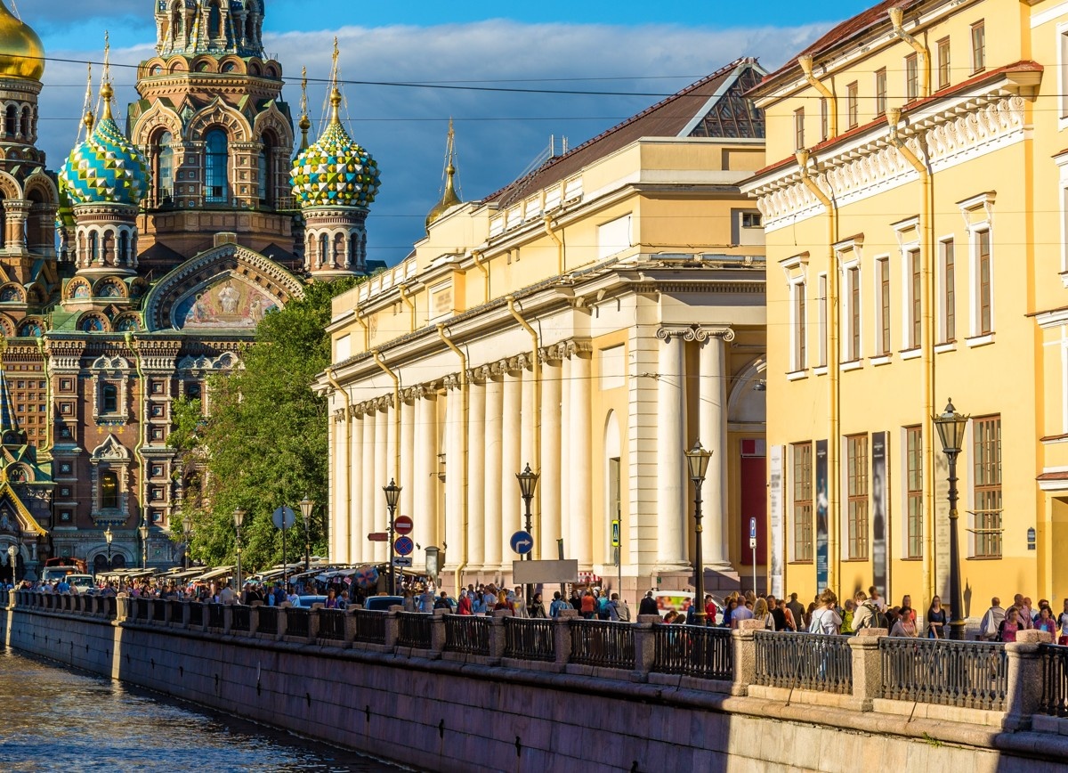 Корпус Бенуа. Источник: https://experience.tripster.ru/experience/43249/