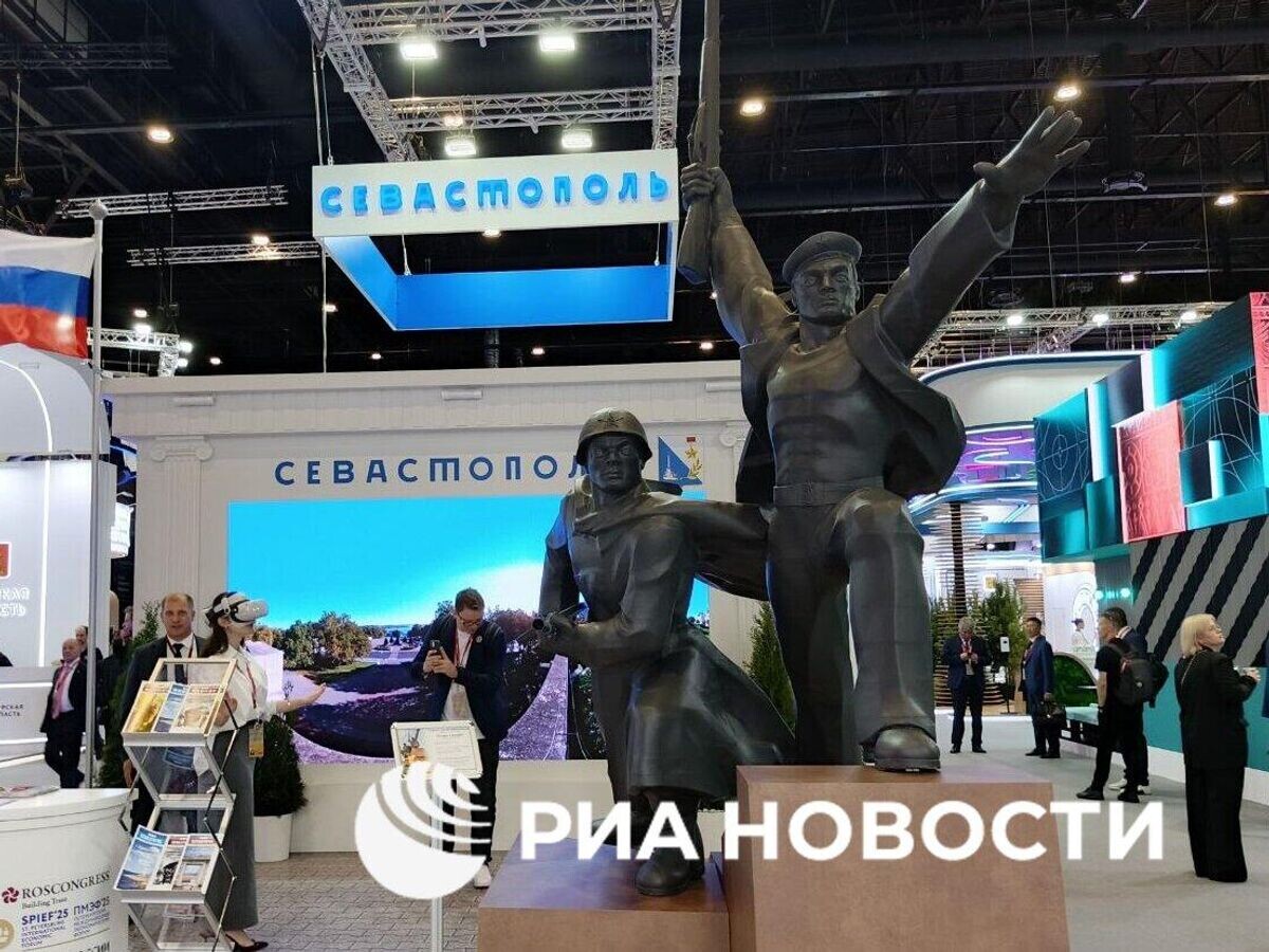    Макет 40-метрового мемориала "Солдат и матрос" на стенде города на ПМЭФ-2025© Фото : РИА Новости