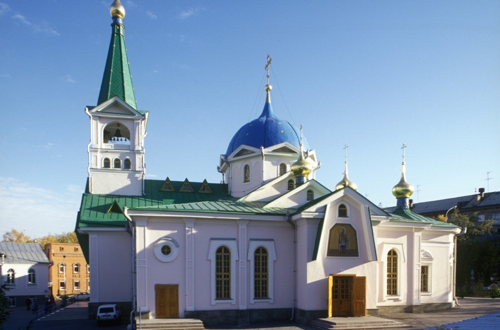 В моём детстве большой купол был синего цвета, с золотыми звездочками.