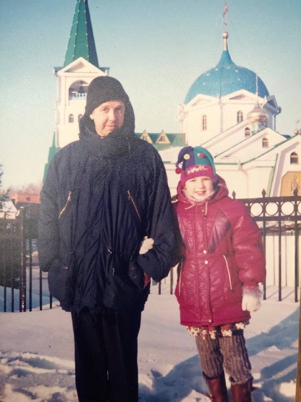 Моё детское фото на фоне Вознесенского собора. Примерно 1998 г.