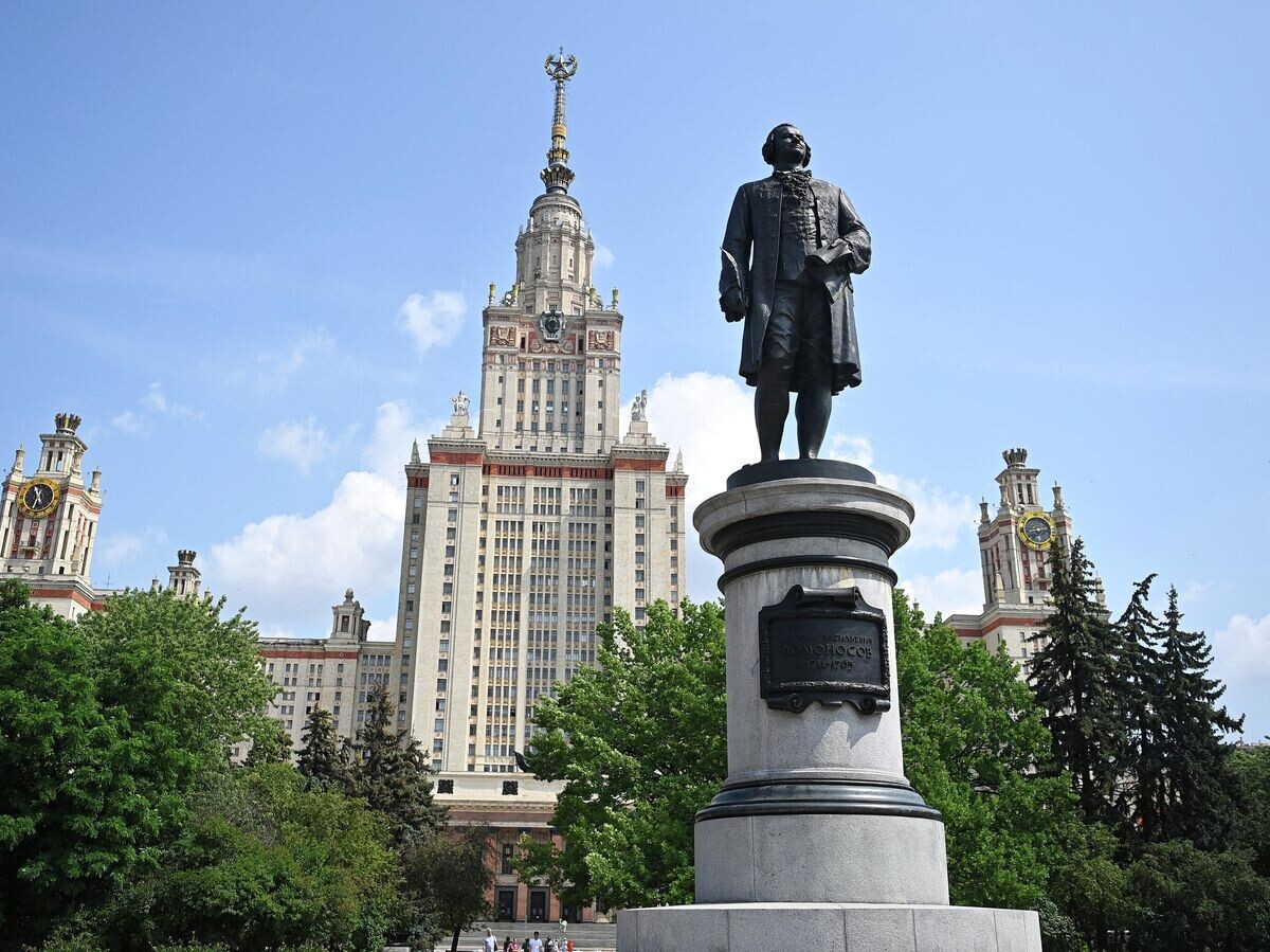    Памятник М. В. Ломоносову перед главным зданием Московского государственного университета имени М. В. Ломоносова (МГУ) на Воробьевых горах© РИА Новости / Кристина Кормилицына