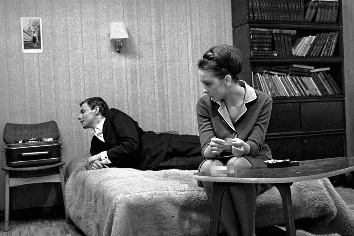 Виталий Соломин в роли Кирилла и Наталья Тенякова в роли Лиды на съемках кинофильма «Старшая сестра» режиссера Георгия Натансона, 1967 год ©РИА Новости  📷