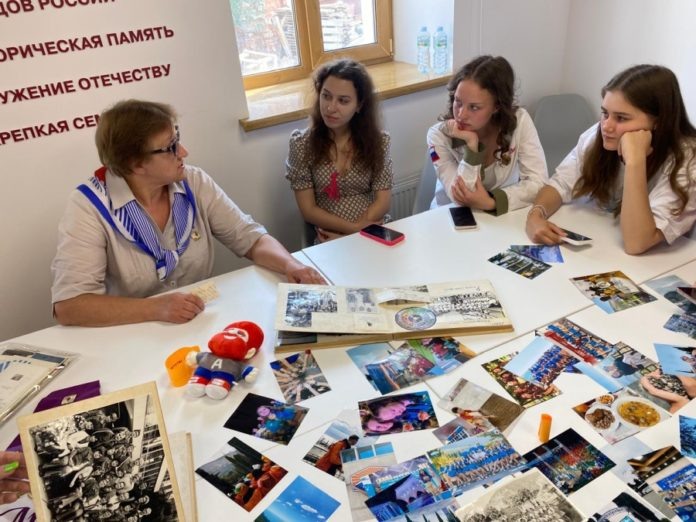 Любовь Жокина показывает воспитанникам «Артека» альбом с фотографиями