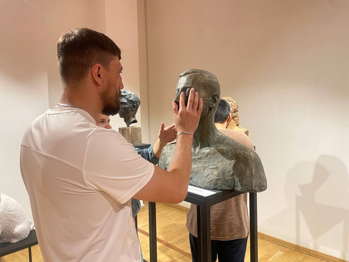 ИНКЛЮЗИВНАЯ ВЫСТАВКА «ЧУВСТВОВАТЬ СКВОЗЬ» С ВОЗМОЖНОСТЬЮ ТАКТИЛЬНОГО ВЗАИМОДЕЙСТВИЯ С ЭКСПОНАТАМИ. Фото: yardemfond.ru