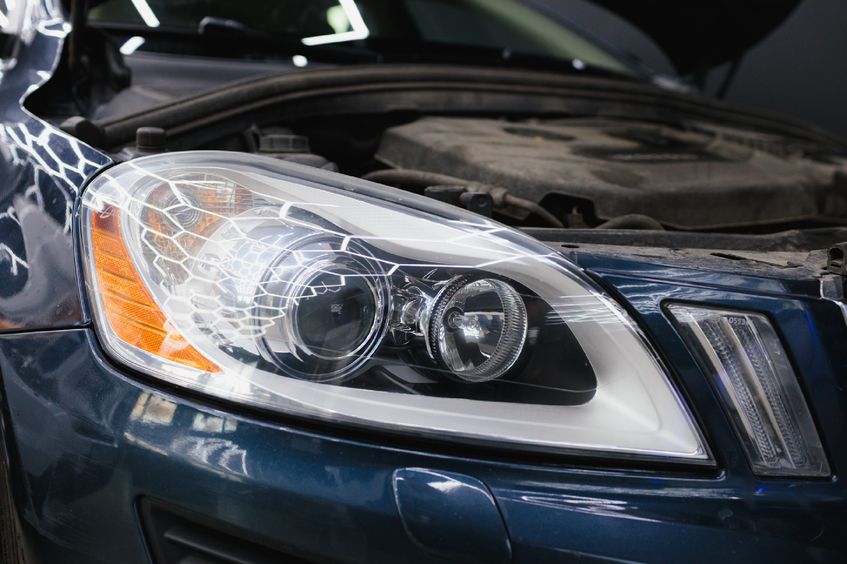 Источник фото: https://custom-heroes.ru/raboty/marka-avtomobilya/volvo/zaschita-i-stil-poliuretanovaya-plenka-na-fary-volvo-xc60-ot-custom-heroes/