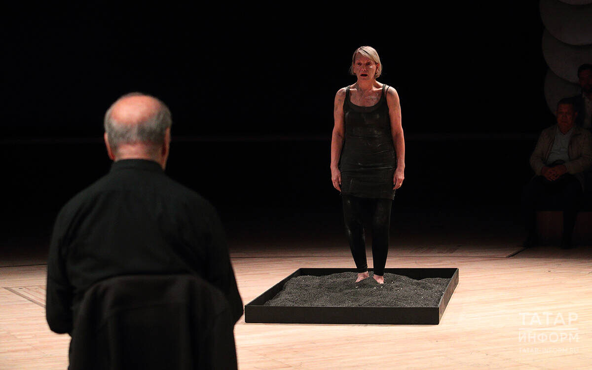 В полумраке небольшого зала на сцене-арене всего двоеФото: © Михаил Захаров / «Татар-информ»