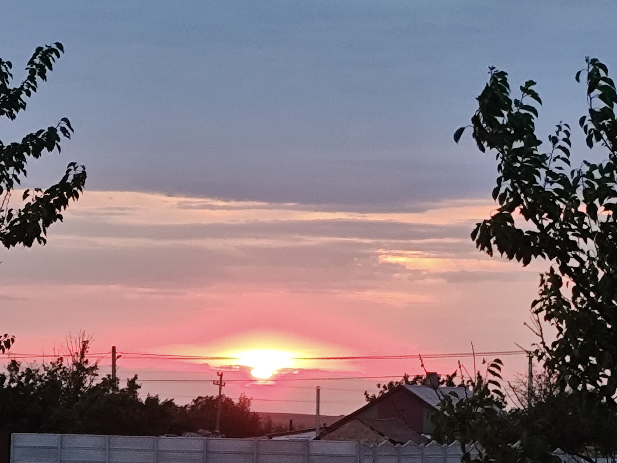 Вчерашний закат. Правда на самом деле солнце было багрово-алым )))