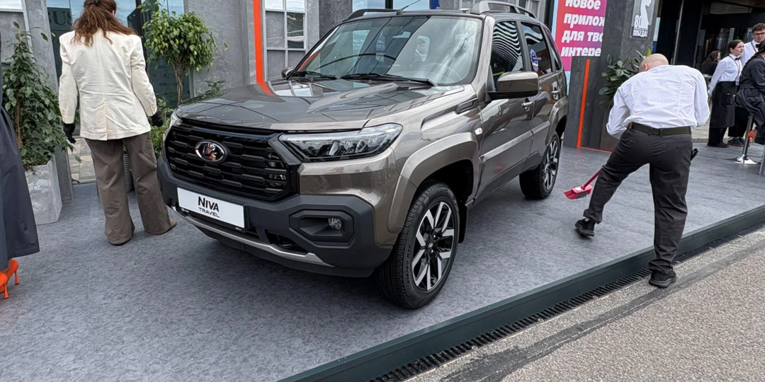 Новая мордочка и не только - рестайлинг Lada Niva Travel показали на ПМЭФ '25. Что изменилось.