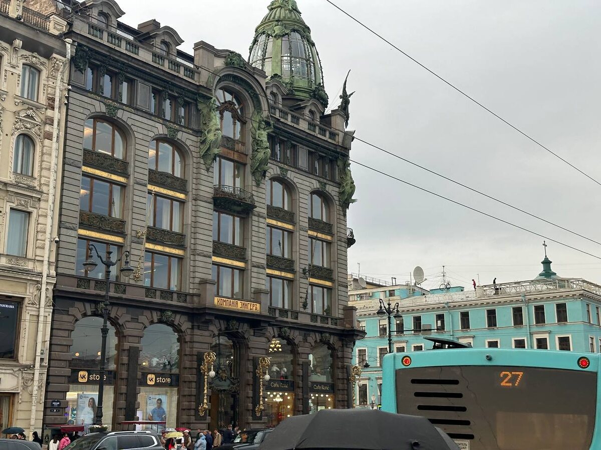 вид на дом Зингера и ресторан с улицы