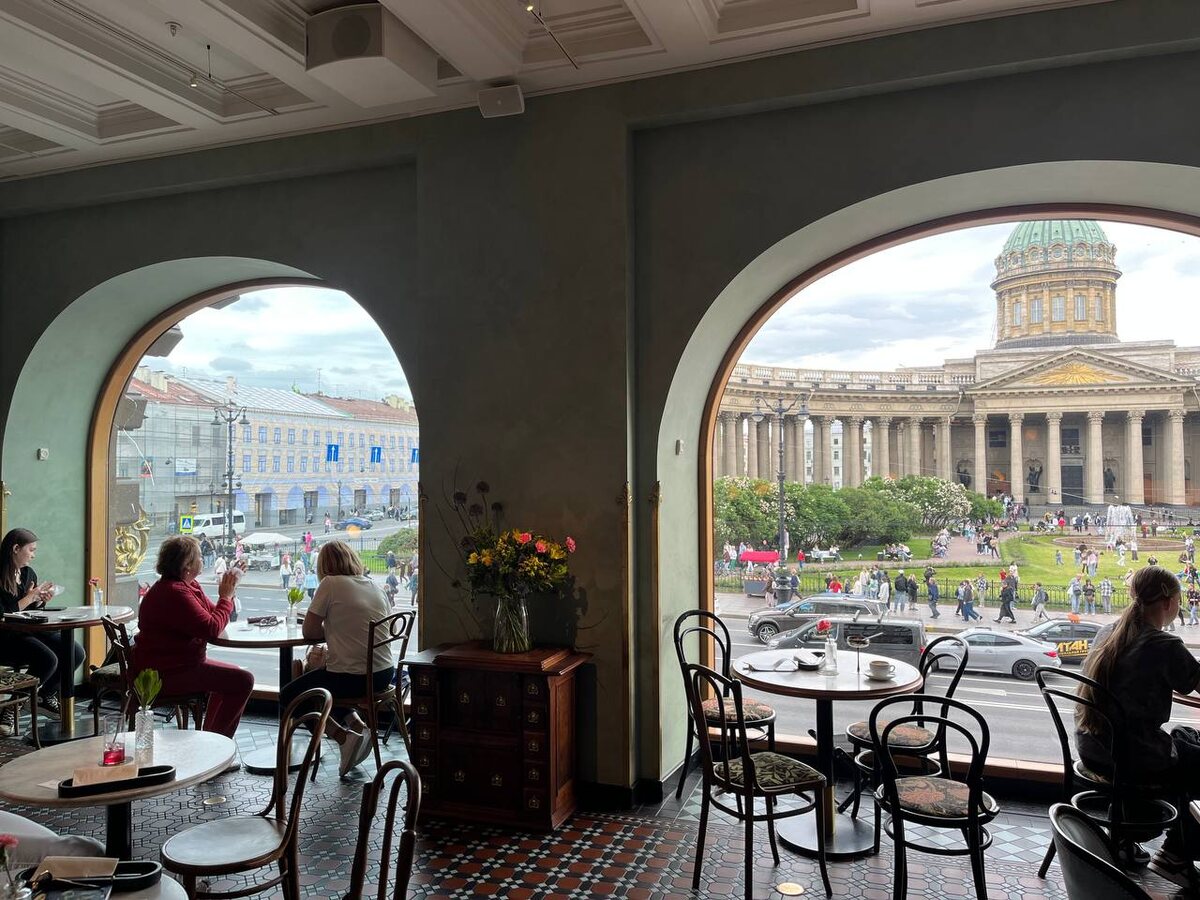 слева Даша за нашим столиком