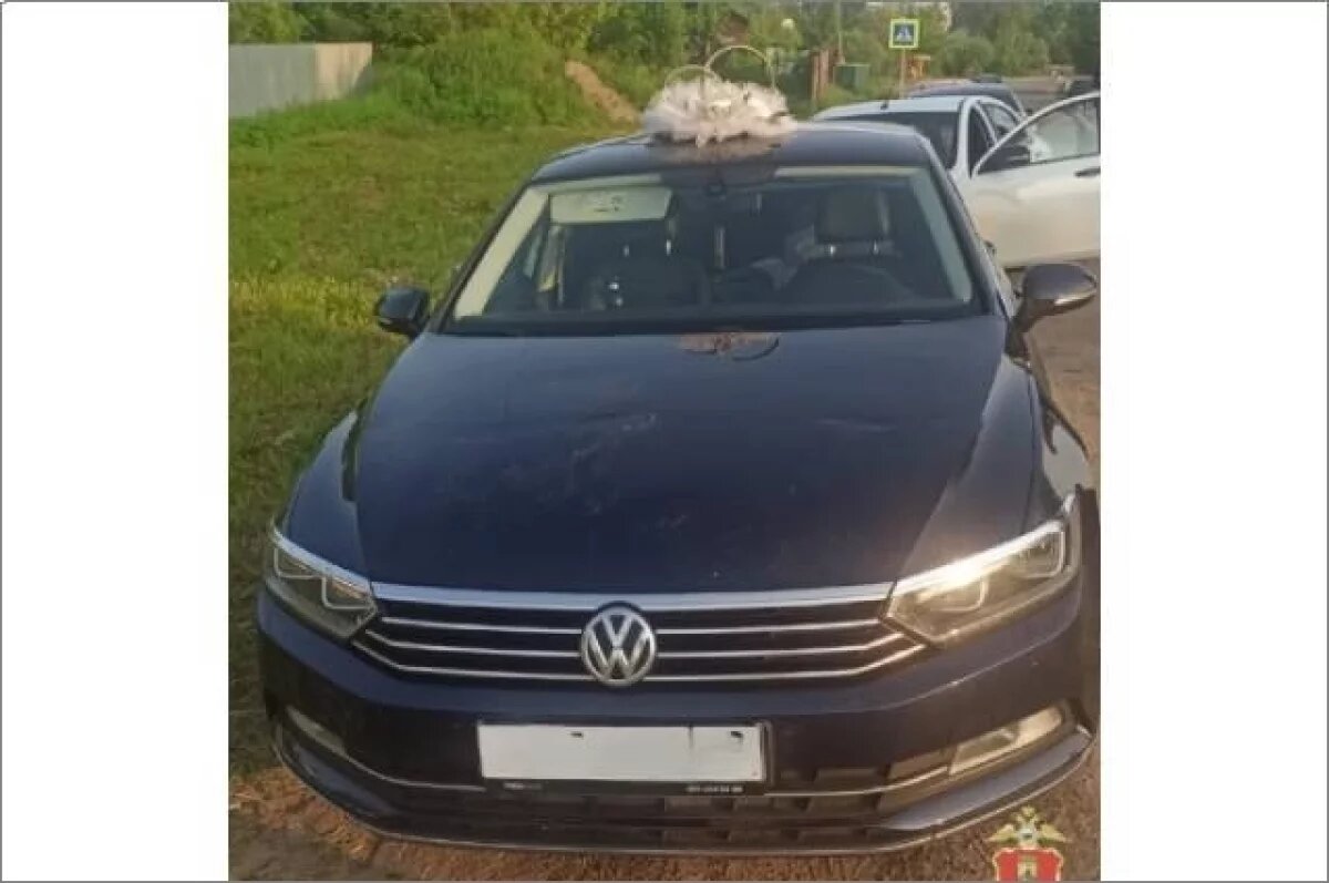    В Тверской области пьяный дебошир набросился на свадебный кортеж