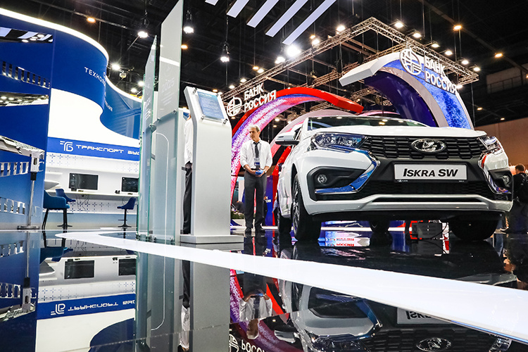    Отдельное внимание у СМИ к АвтоВАЗу. Все потому, что отечественный автопроизводитель проведет премьеру своего первого кроссовера LADA собственной разработки.   