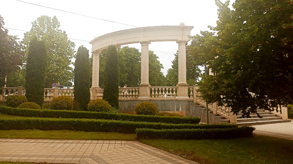 Парк Победы в 2025 году. Вход в парк оформлен двумя симметричными монолитными колоннадами. Ессентуки. Ставропольский край