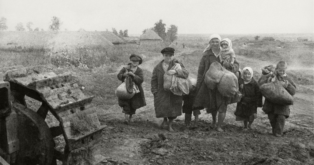 Женщина и шесть ее детей, 1943 год. История снимка