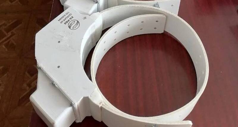 Так выглядит специальный ошейник для оленей, оборудованный приёмником спутниковой связи. Источник: t.me/SibFUofficial