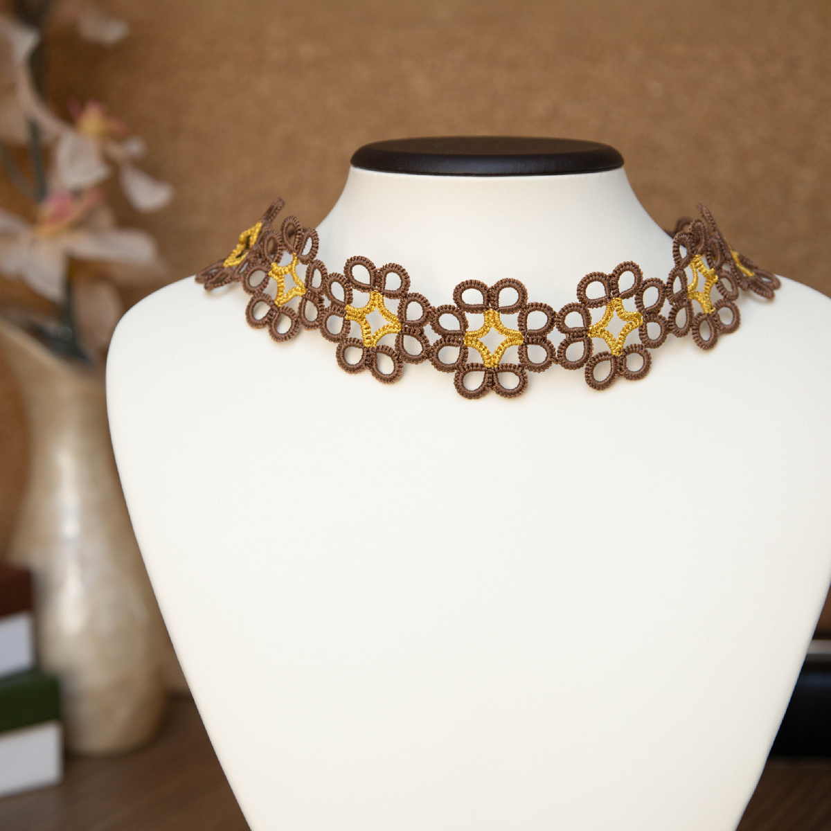 Чокер в технике фриволите. Автор: Анастасия Богданович