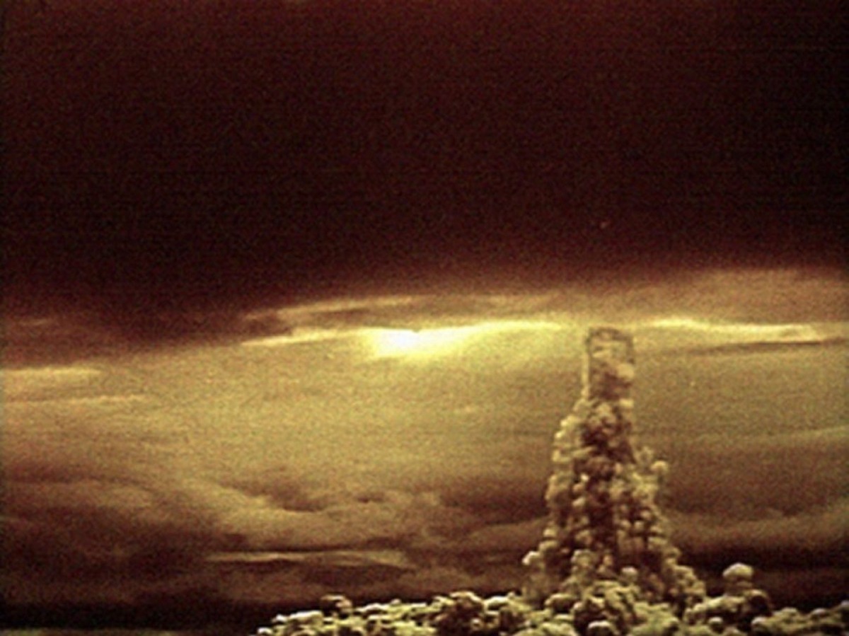 Гриб после взрыва «Царь-бомбы». Испытания состоялись 30 октября 1961 года посредством сброса с самолёта Ту-95В на ядерном полигоне «Сухой Нос» (остров Новая Земля) / Википедия