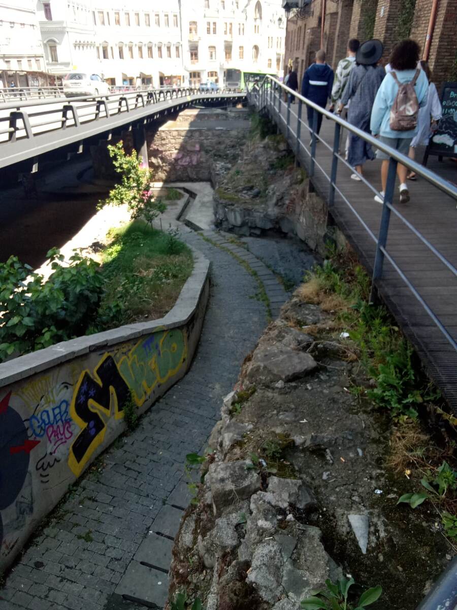 См. верхнее фото.