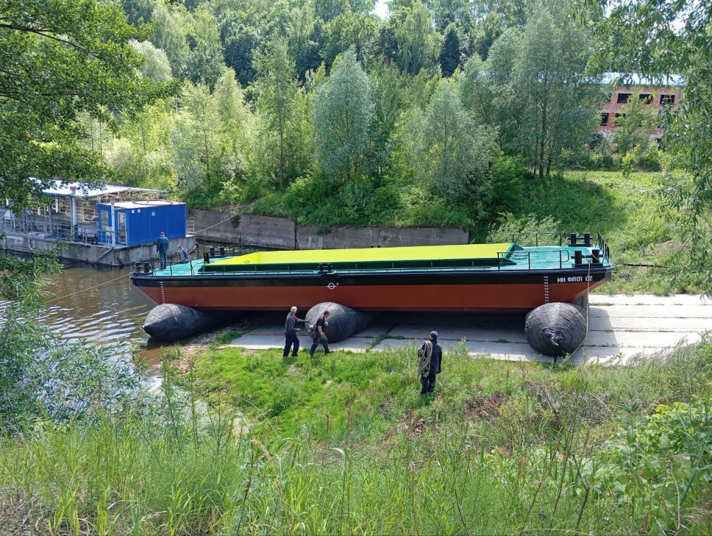 В Нижегородской области спустили на воду баржу проекта RHB2007.1NS / Фото: ГК "Р-Флот"  📷
