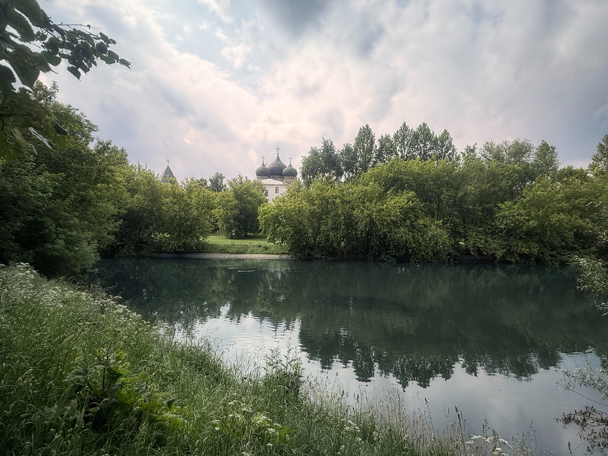Панорама Серебяно-Виноградного пруда в Измайлово (Если приглядеться - по центру воды заметно чёрное пятно - это караси) 