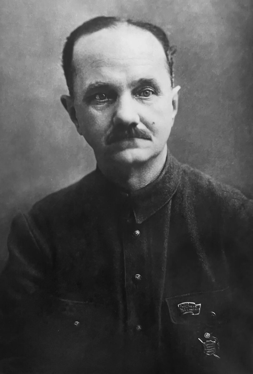 Александр Булла, 1934 год, после освобождения из Белбалтлага. Он запечатлен во френче военного образца, с нагрудным знаком «1932. Строителю Белморстроя» и нагрудным жетоном «Честному воину Карельского фронта»./РЕПРОДУКЦИЯ АВТОРА