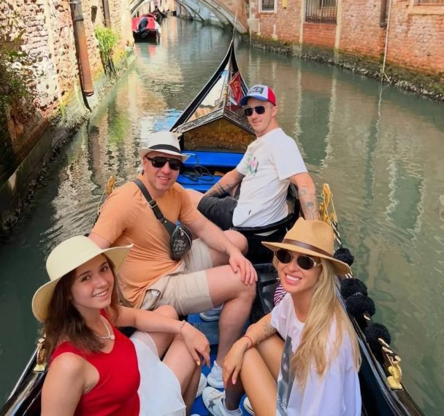    Камила Валиева и Никита Нестеров со Станиславом Галиевым и его женой.Фото: социальные сети