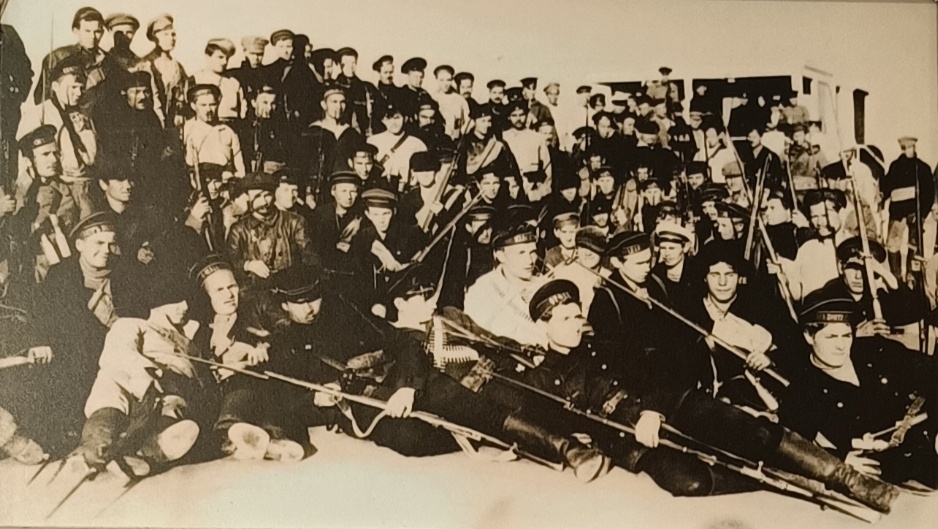 Матросы Волжской флотилии Красной армии, 1918 г. Из книги Ларисы Рейснер (поэтесса, писательница, революционерка) "Фронт", 1924 г. 