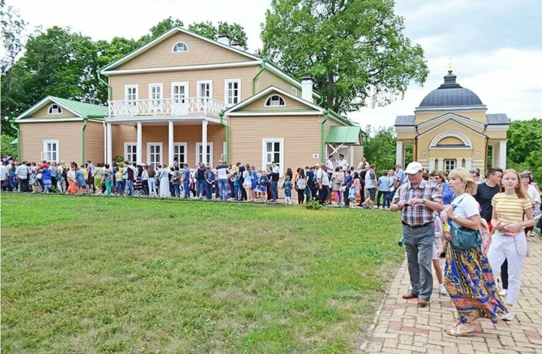 Какая же все-таки красивая усадьба получилась. Повезло поэту Михаилу Юрьевичу Лермонтову иметь такую громадную и огромнейшую территорию, просто вау эффект всегда такой🕊🦋