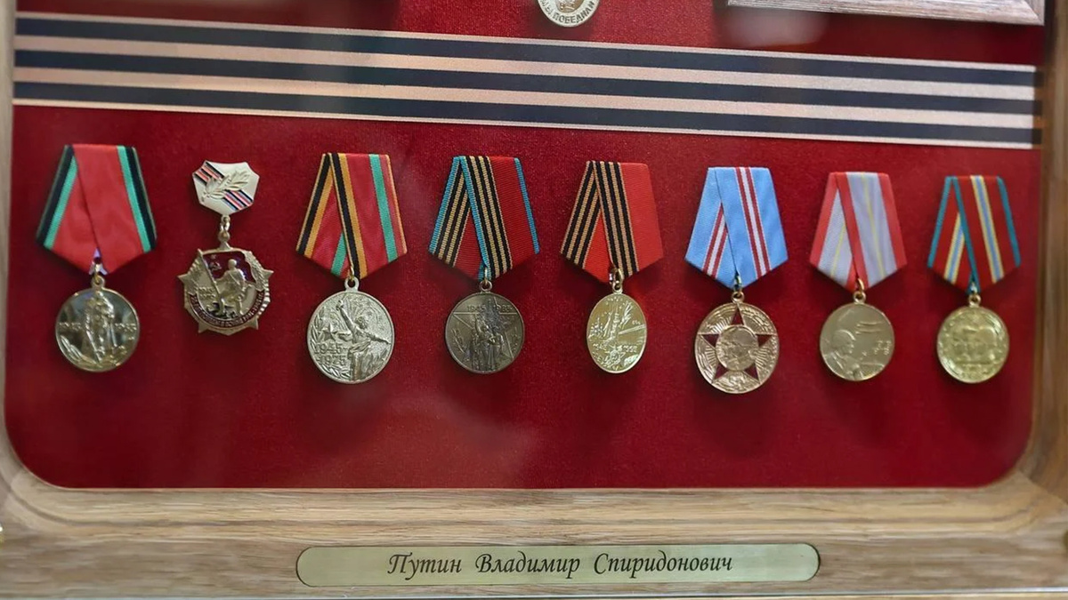 Награды отца Владимира Путина в экспозиции дома семейных традиций «Кристиан». Источник: https://clck.ru/3MfgGN