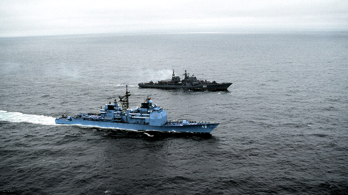 Ближний на фото - крейсер "Йорктаун"