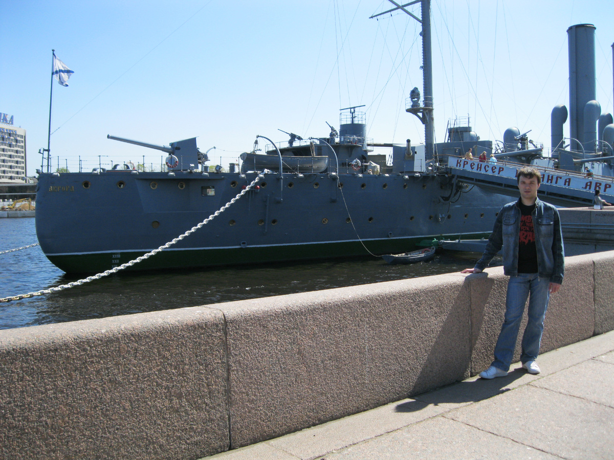 На фоне легендарного крейсера! Фото из личного архива автора.