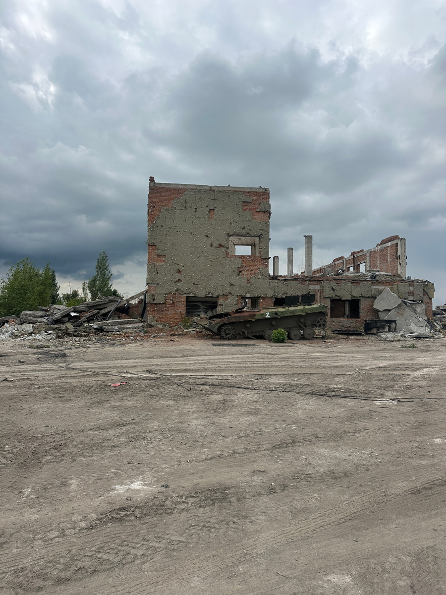 Заброшенная техника в аэропорту Донецка