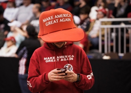    В большом лагере Трампа — коалиции MAGA, Make America Great Again — нарастает раскол