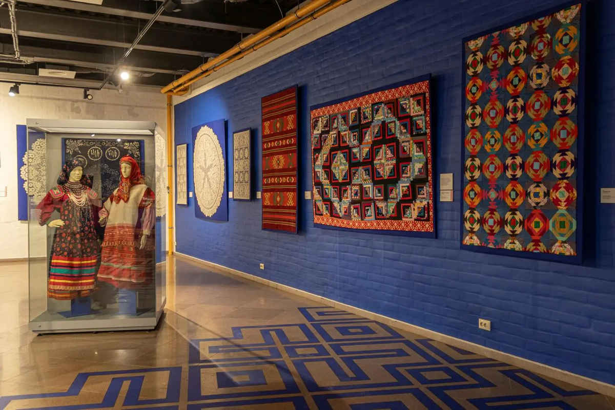 На выставке "Русские традиции" представлены национальные костюмы и предметы народного промысла. @Пресс-служба "Ростовского кремля"