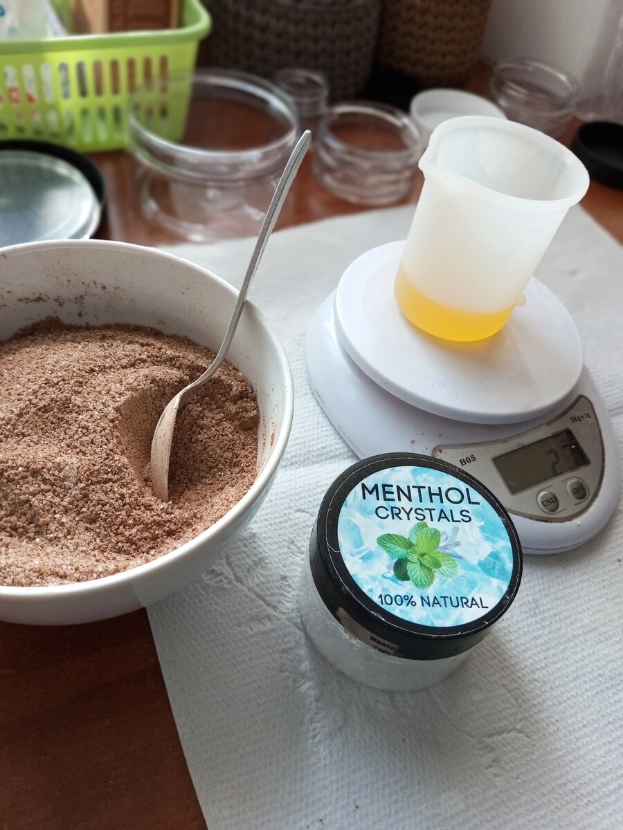 Готовлю скраб шоколадный с ментолом в составе. 