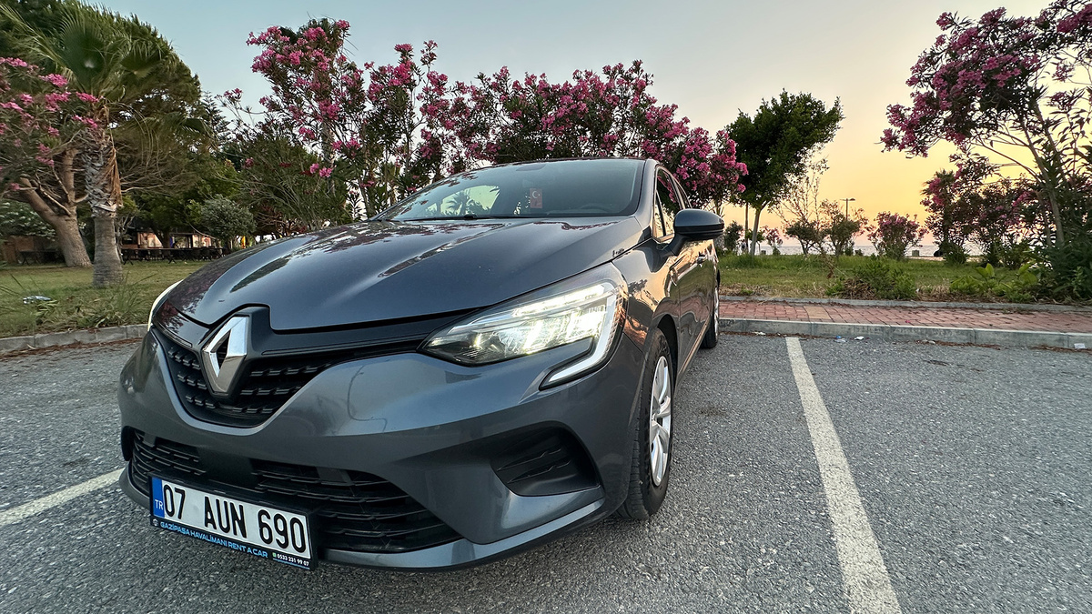 Сам я предпочитаю Renault Clio. Идеальный для города.