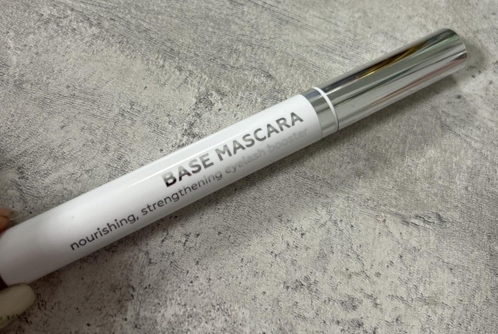   •Укрепляет и питает ресницы
  •Предотвращает ломкость
  •Помогает избежать комочков при нанесении туши