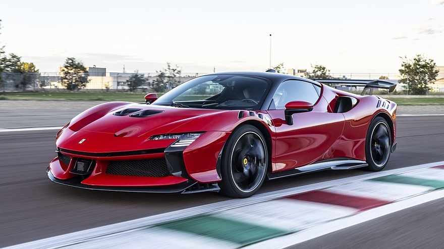    На фото: Ferrari SF90 XX Stradale