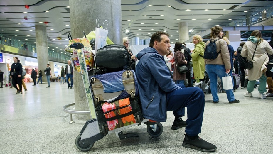    Пассажир аэропорта Пулково с багажом. Автор фото: Сергей Ермохин / "Деловой Петербург"