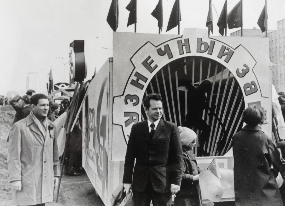 В центре Аржанцев Анатолий Петрович – заместитель начальника отдела кадров кузнечного завода (1973-1974).