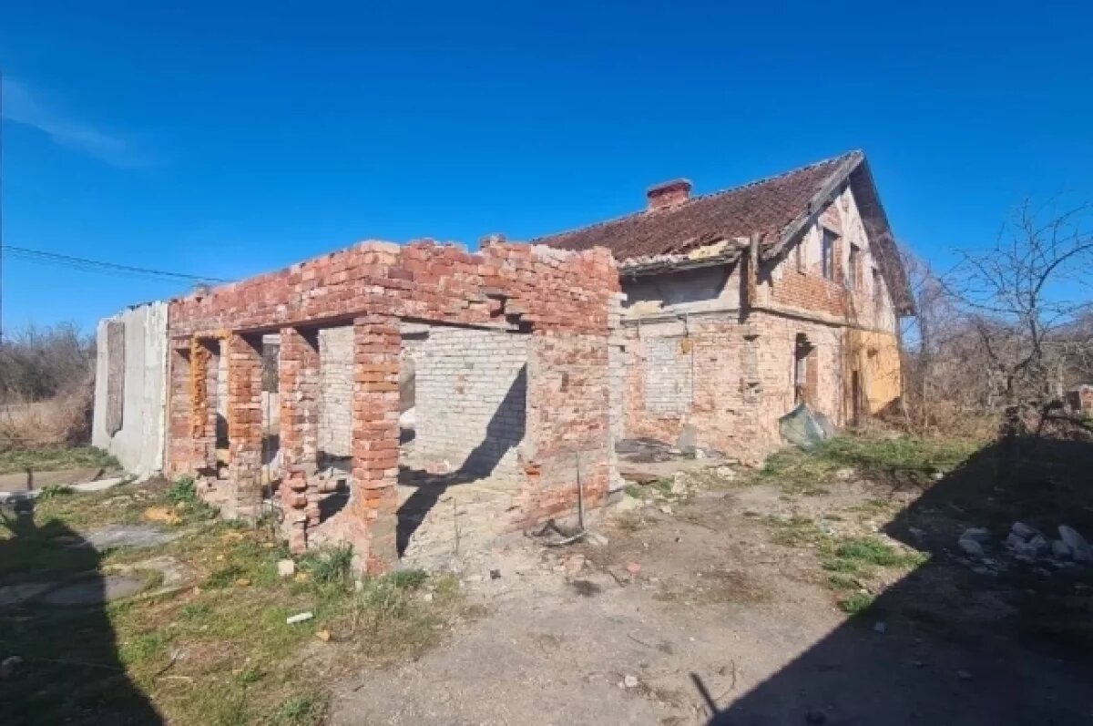    Доступ к зданию суд обязал ограничить.