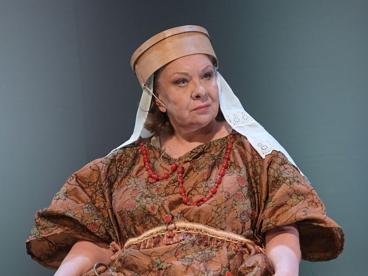    Актриса Наталья Тенякова в спектакле "Офелия боится воды" сцене МХТ имени А. П. Чехова© РИА Новости / Владимир Федоренко