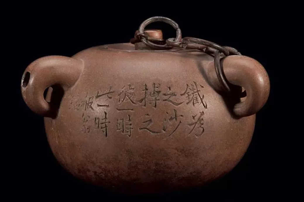 Чайник-гасило от мастера Юньши, каллиграфия мсатера Нань Вэна