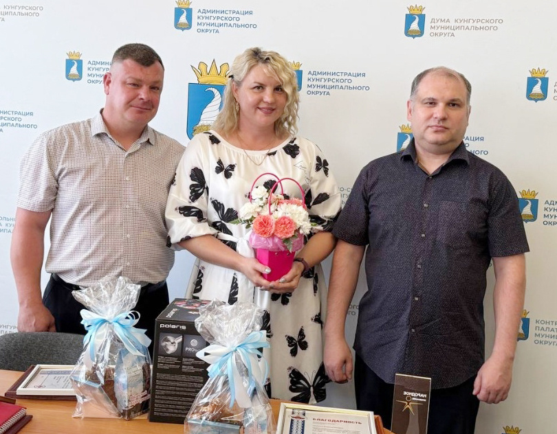 Победители конкурсов среди медработников (слева на право) Алексей Александрович Посохин, Оксана Николаевна Кипина и Владимир Иванович Кривощёков