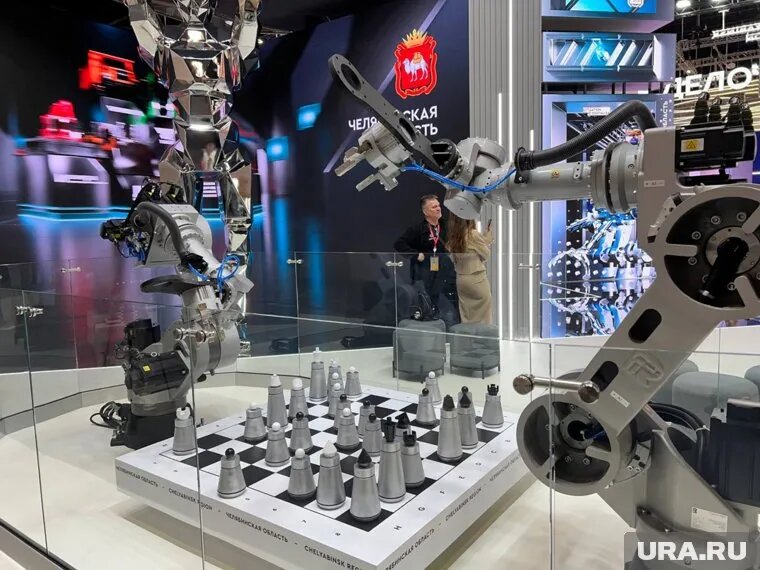 Роботы отвлеклись от промышленных задач на время ПМЭФ. Фото: URA.RU
