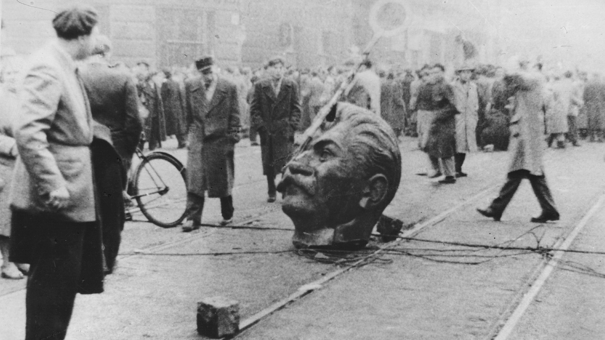 Голова памятника Сталину, разрушенного в ходе беспорядков в Будапеште в 1956 году (с) Keystone/Getty Images