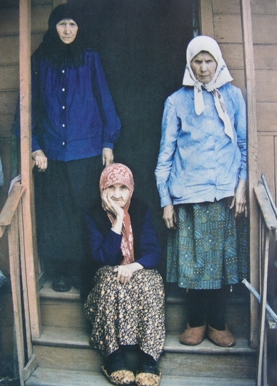 Старицы Анисия (сидит) Матрона (стоит слева) Агафия (стоит справа). 