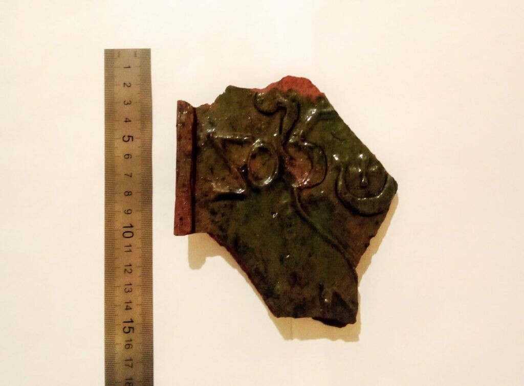 Фрагмент изразца с изображением герба «Ястребец», XVII в. Найден в Заславле в июне 2025 г. /фото автора/.